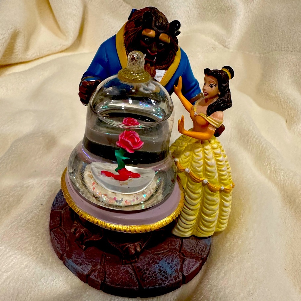 Vintage Disney Beauty & The Beast globe from 1994. Clean with no flaws.